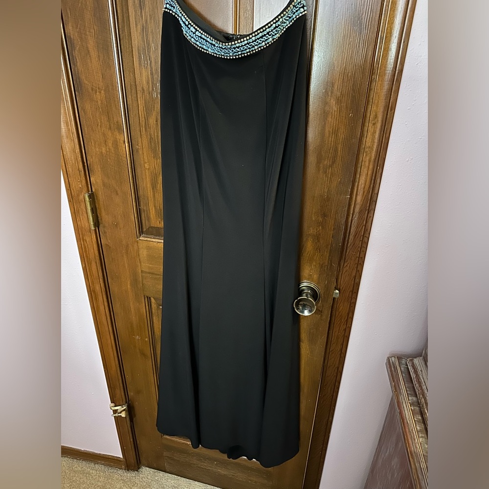 Formal dress - Picture 8 of 8
